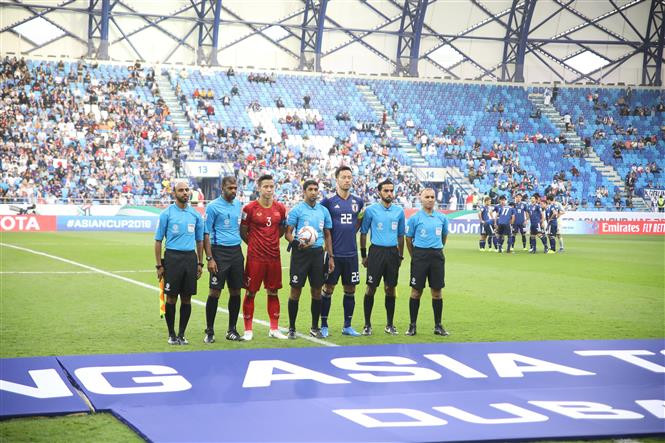  仲裁组和双方球队队长。越通社记者黄玲 摄