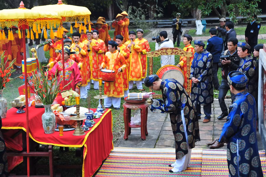  竖迎春竿前举行的祭祀仪式。图自因特网 