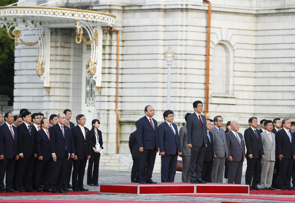 会谈前，日本首相安倍晋三在首都东京举行仪式欢迎越南政府总理阮春福访日。越通社记者 统一 摄