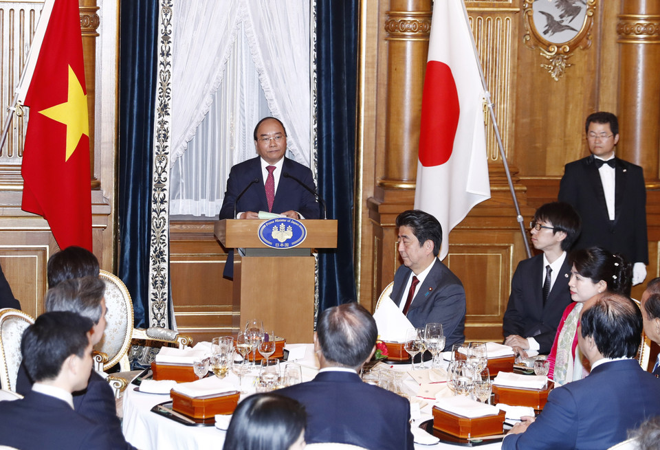 6月6日晚，日本首相安倍晋三和夫人举行宴会，欢迎阮春福和夫人来日访问。越通社记者 统一 摄