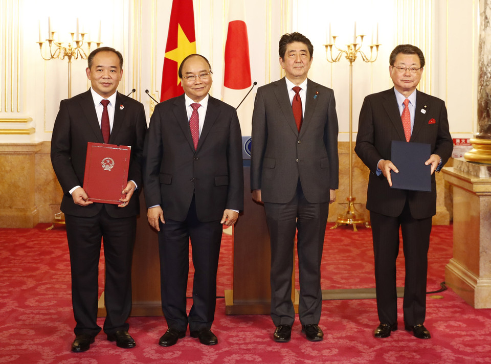 越南政府总理阮春福与日本首相安倍晋三见证见证了两国各部门和机关14项所签署的合作文本互换仪式。越通社记者 统一 摄