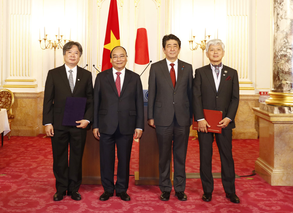 越南政府总理阮春福与日本首相安倍晋三见证见证了两国各部门和机关14项所签署的合作文本互换仪式。越通社记者 统一 摄