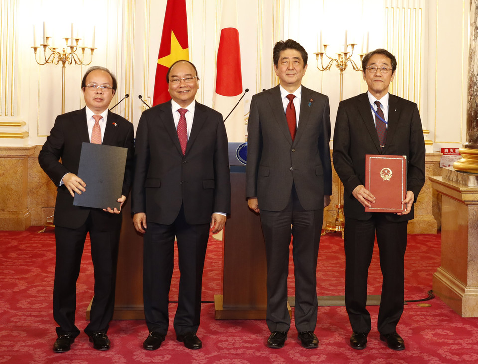 越南政府总理阮春福与日本首相安倍晋三见证见证了两国各部门和机关14项所签署的合作文本互换仪式。越通社记者 统一 摄