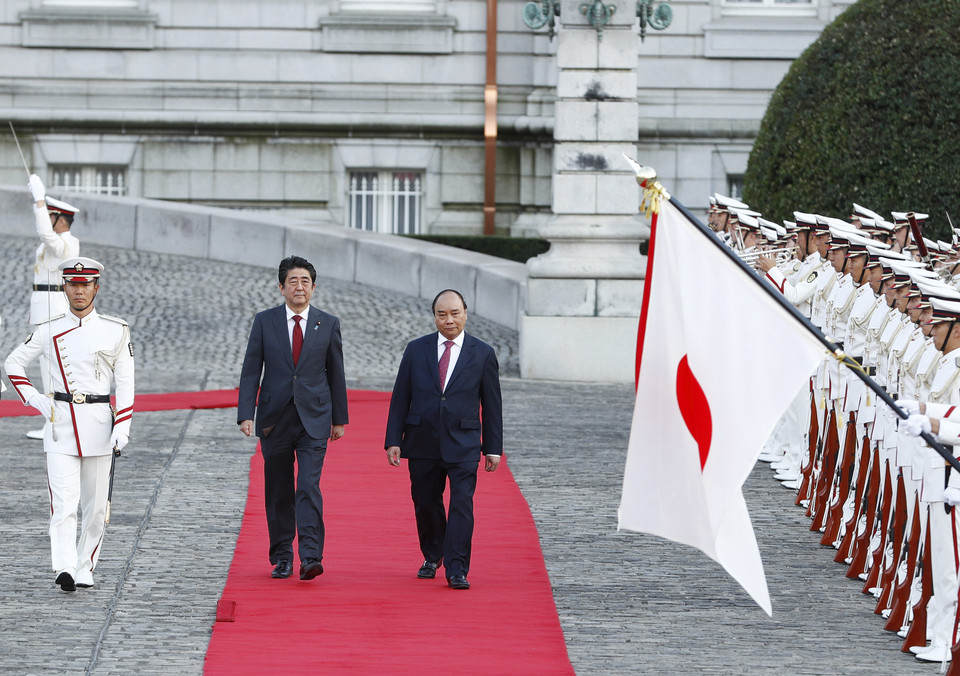 会谈前，日本首相安倍晋三在首都东京举行仪式欢迎越南政府总理阮春福访日。越通社记者 统一 摄