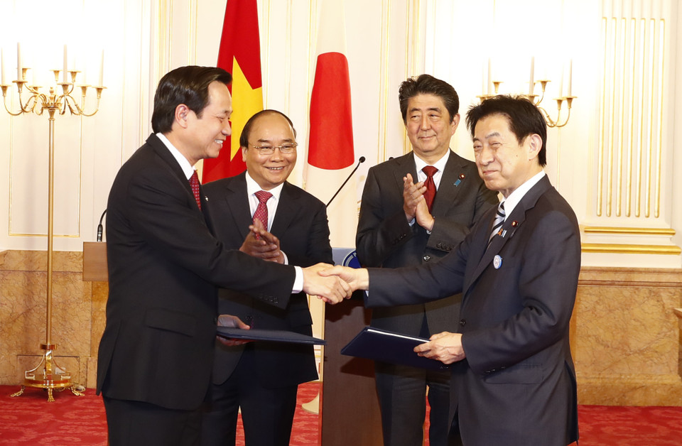 越南政府总理阮春福与日本首相安倍晋三见证见证了两国各部门和机关14项所签署的合作文本互换仪式。越通社记者 统一 摄