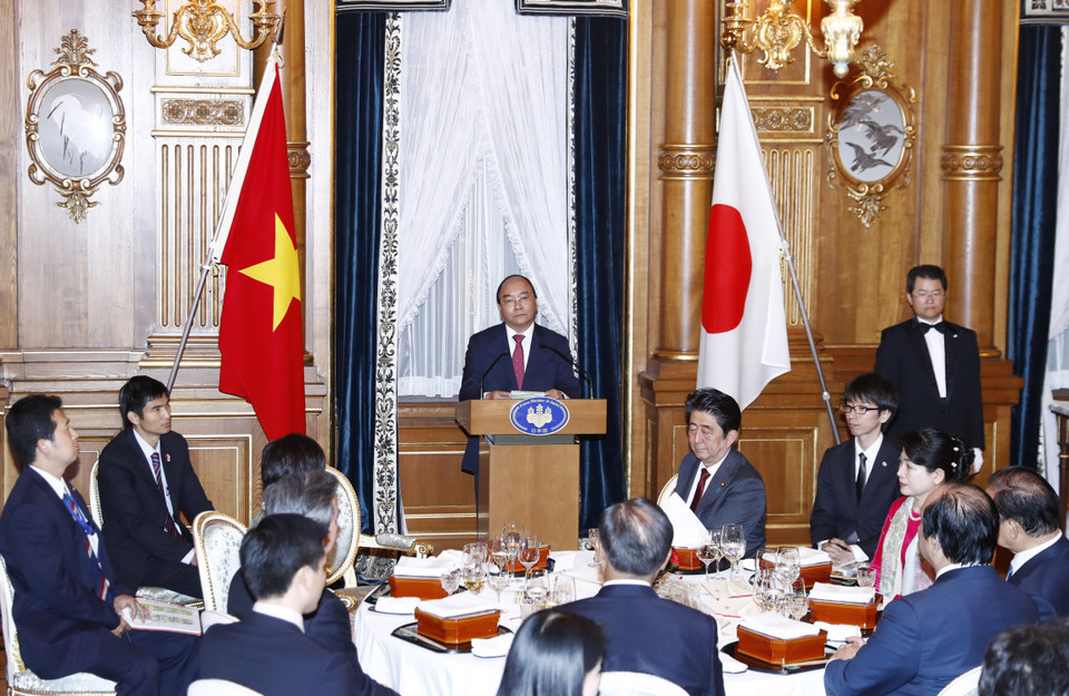 6月6日晚，日本首相安倍晋三和夫人举行宴会，欢迎阮春福和夫人来日访问。越通社记者 统一 摄