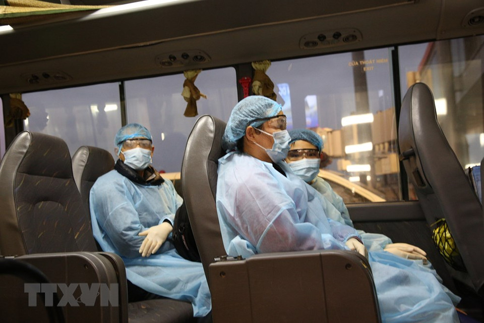 这批归国的越南公民被运送到二号中央热带医院接受隔离观察。越通社记者 杨江 摄