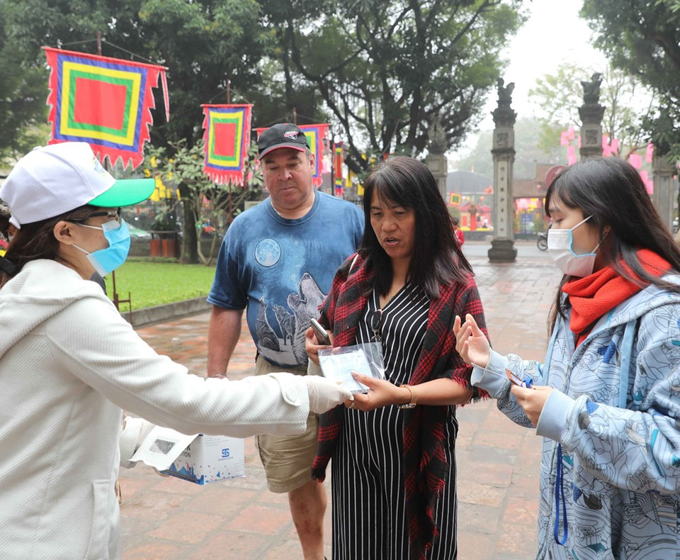 文庙-国子监国家级特殊遗迹区为游客免费发放口罩。越通社记者 青松 摄