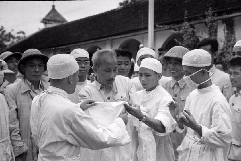 1957年5月，胡志明主席造访海防军医医院。图自越通社