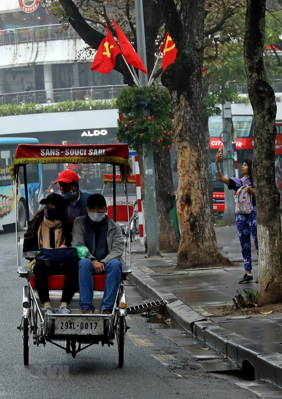 坐三轮车在还剑湖周边游玩是游客们在河内旅游的一个难忘体验。图自越通社