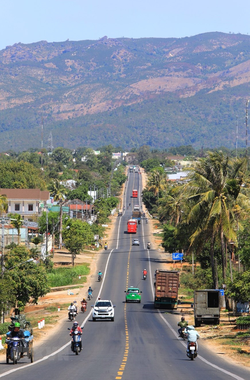 沿着自然地形蜿蜒曲折的道路系统为山区小镇营造特殊的美丽。越通社记者 成大 摄
