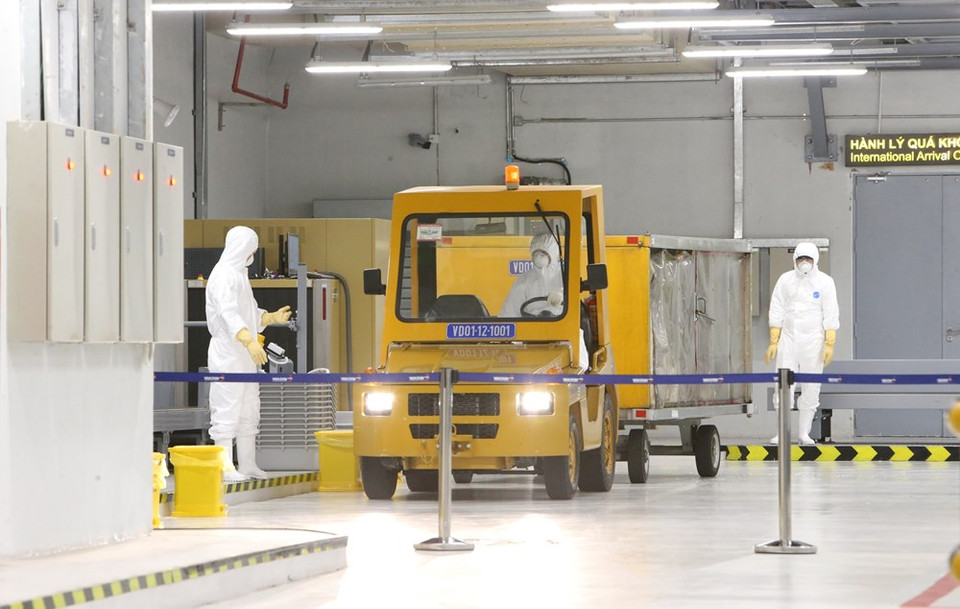 托运行李得到消毒并运往隔离区。越通社记者 杨江 摄