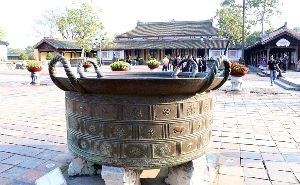 放在勤正大殿院子的铜鼎于1662年阮主贤王阮福濒时期制作，于2015年被公认为国家宝物。越通社记者 杜长 摄