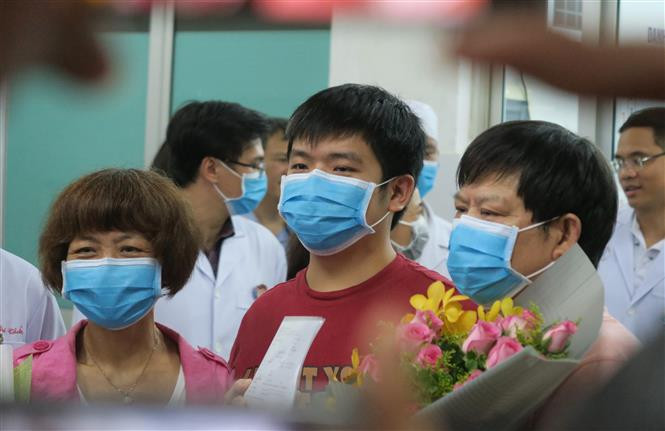 中国籍患者 Li Ding出院后与家人团聚。越通社记者 丁恒 摄