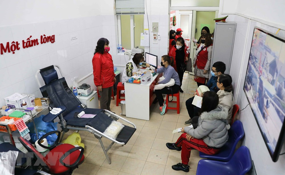 医务人员为献血者抽取血液样本。越通社记者 青松 摄