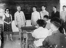 1955年，胡志明主席造访医学大学。图自越通社