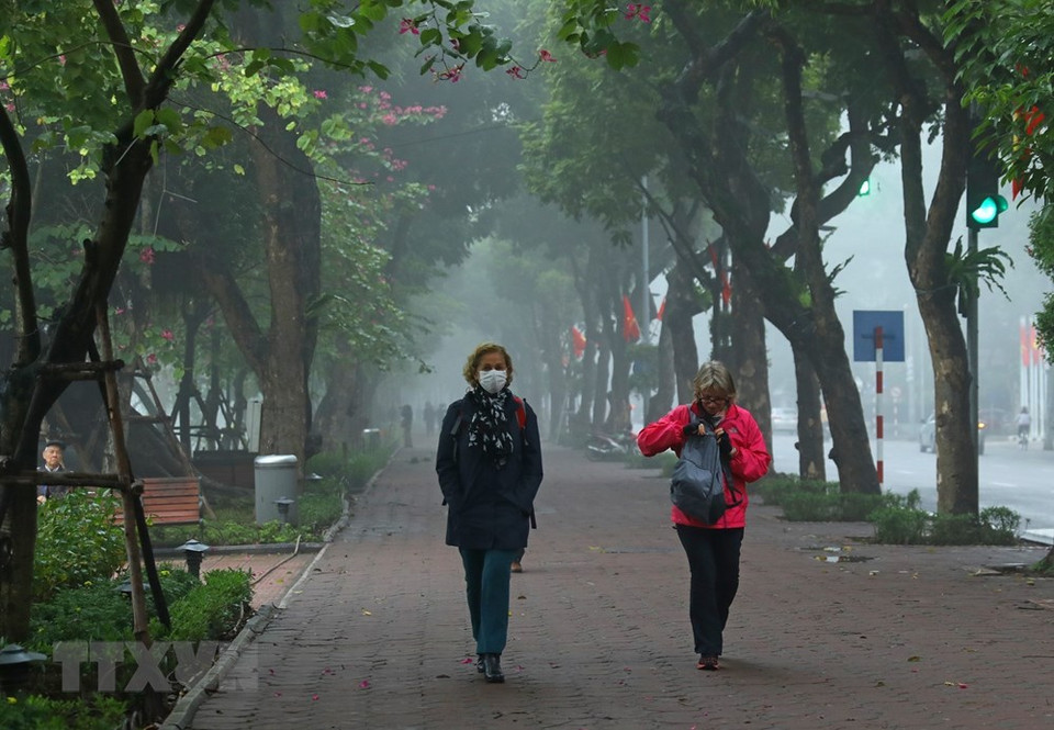 烟雾笼罩的还剑湖周边景观变得更具魅力。图自越通社