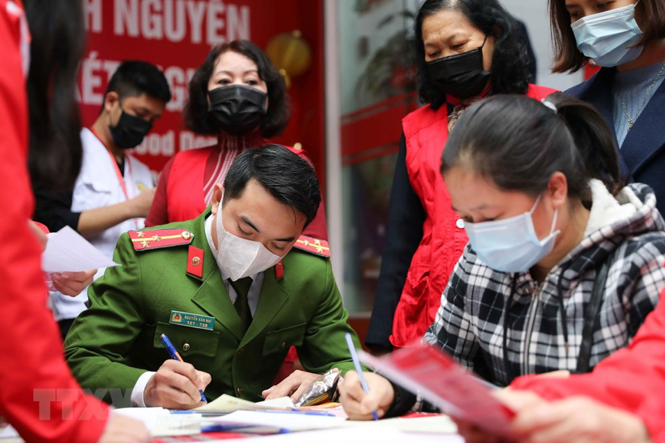 志愿者报名参加献血。越通社记者 青松 摄