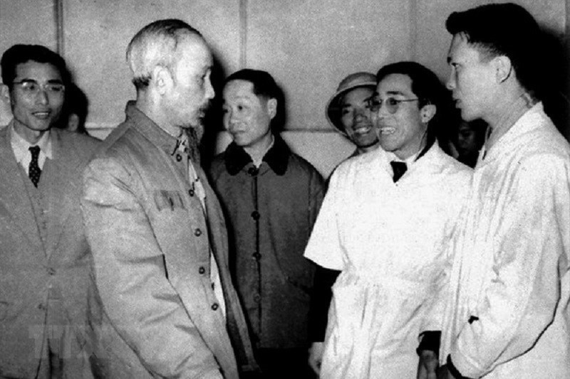 1954年，胡伯伯向军医行业医生们致以慰问。图自越通社