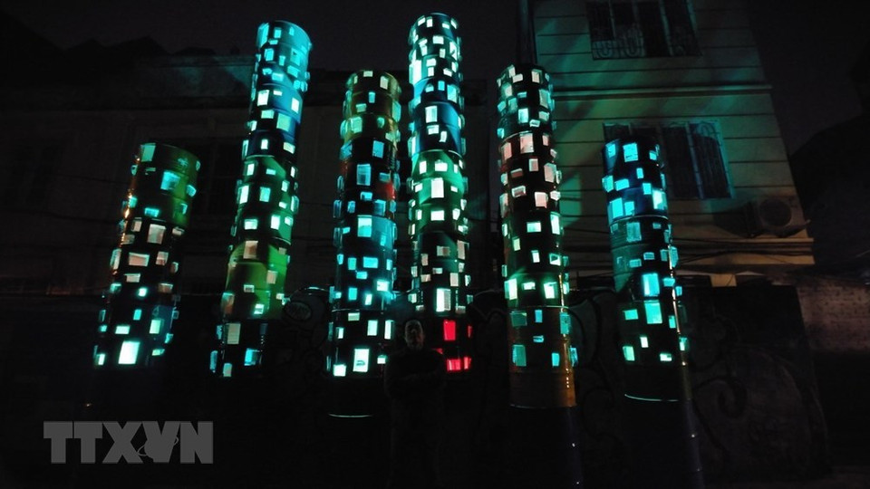 阮玉林雕刻家的作品《沿河城市》。图自越通社