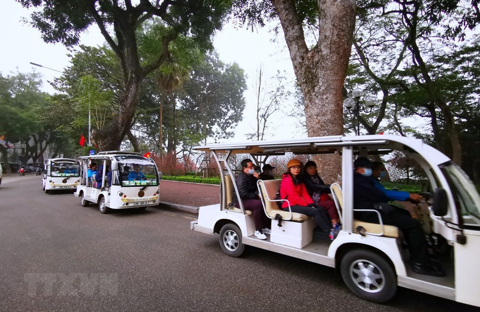 还剑湖周边的电瓶车重新为游客提供服务。越通社记者 成达 摄