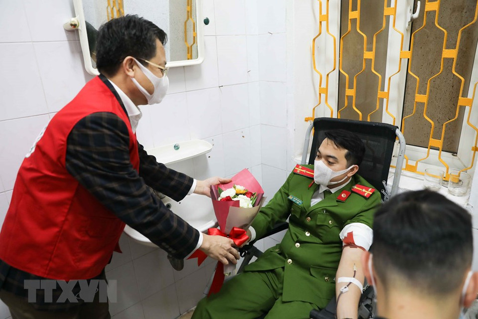 河内市红十字会干部走访慰问志愿献血者。越通社记者 青松 摄