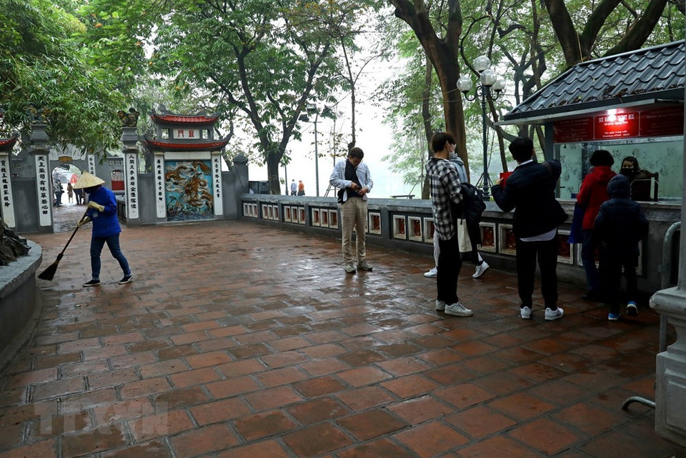 栖旭桥、玉山祠等历史遗迹闭门消毒杀菌一天后重新开门迎客。图自越通社