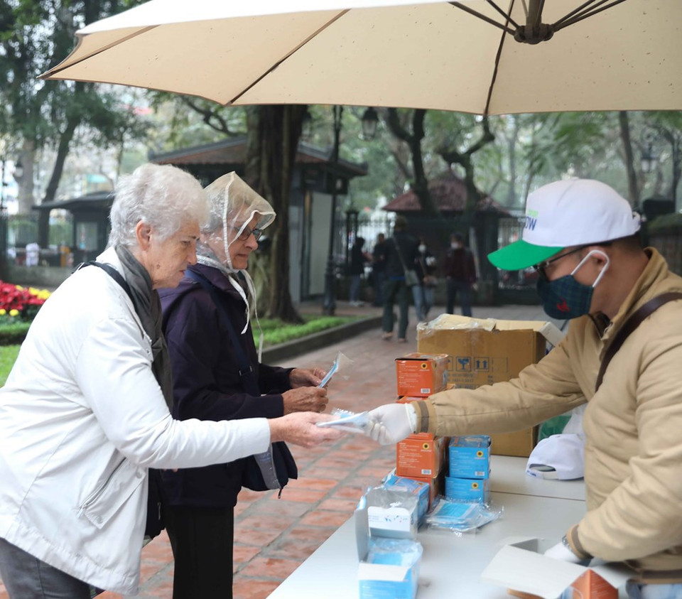 文庙-国子监国家级特殊遗迹区为游客免费发放口罩。越通社记者 青松 摄