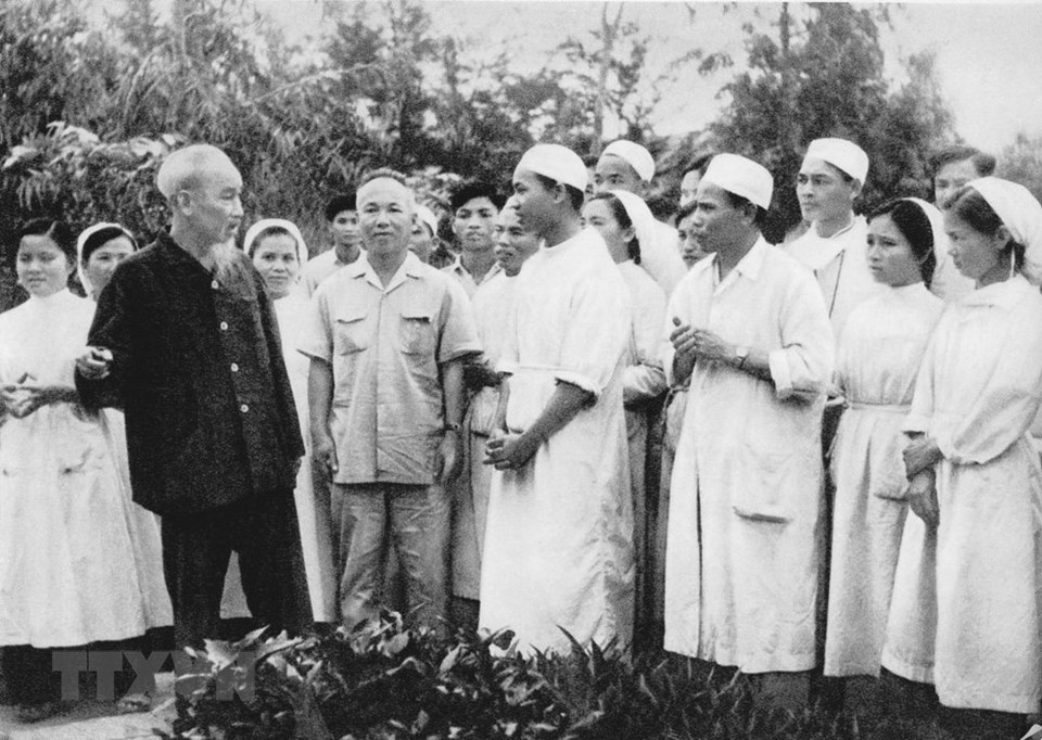 1963年4月20日造访 河内云亭医疗所时，胡志明主席已嘱咐医务人员们要完成“良医如慈母”的崇高使命。图自越通社