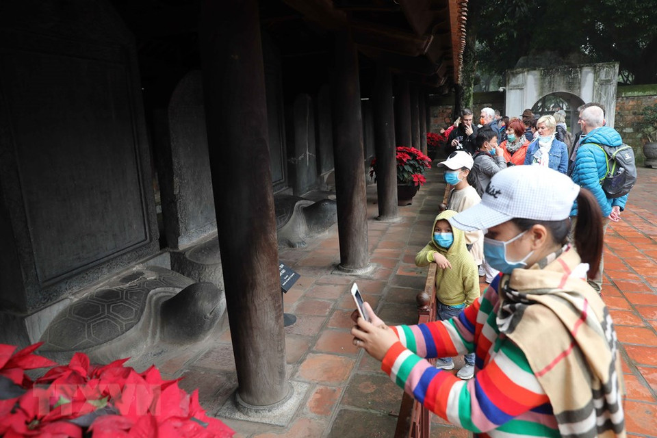 2月6日上午参观文庙-国子监国家级特殊遗迹区的游客。越通社记者 青松 摄