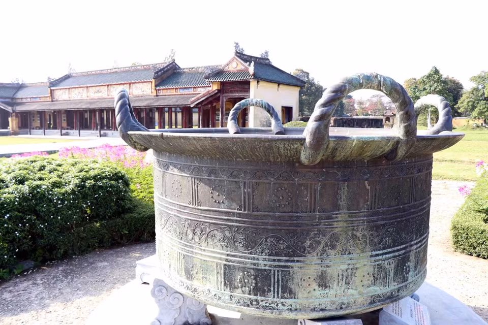 于1659年阮主阮福濒时期制作的铜鼎。 越通社记者 杜长 摄