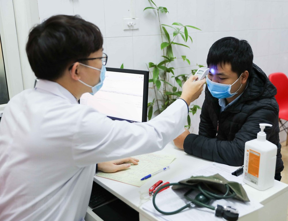 医务人员为志愿献血者做体检。越通社记者 青松 摄