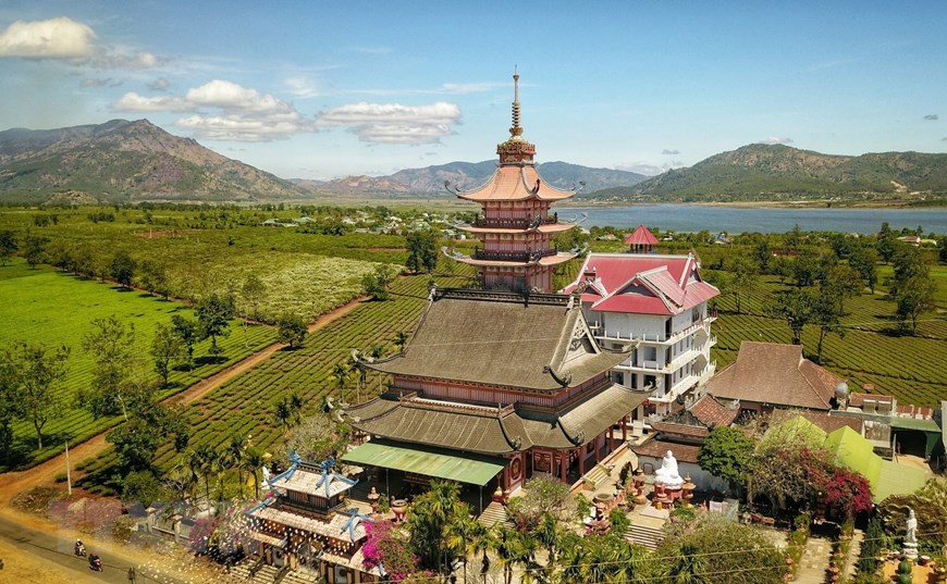 从高处俯视宝明寺全景。图自越通社