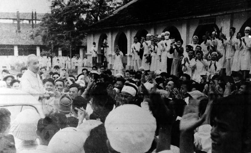 1957年5月：胡志明主席造访海防军医医院。图自越通社