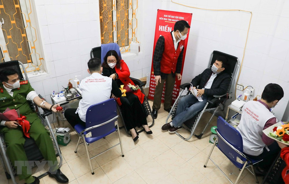 近年来，越南志愿献血活动日益扩展，吸引越来越多人民群众参加。越通社记者 青松 摄