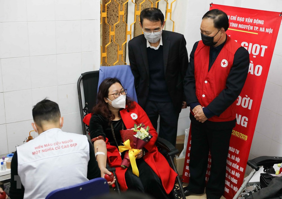 河内市红十字会干部走访慰问志愿献血者。越通社记者 青松 摄
