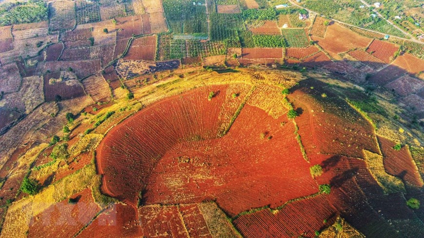 离嘉莱市镇中心约30公里，珠灯亚火山每个季节都呈现不同的色彩。越通社记者 成大 摄