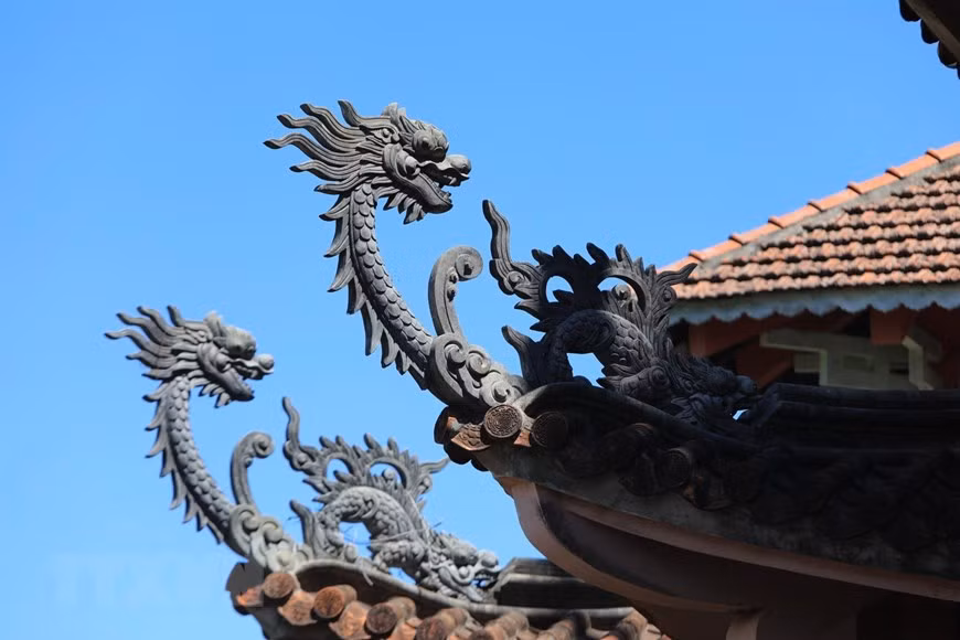 宝明寺屋顶是按照越南西原地区高脚屋的风格建设的。图自越通社