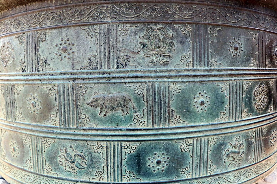 铜鼎上雕刻着精致的花纹。越通社记者 杜长 摄