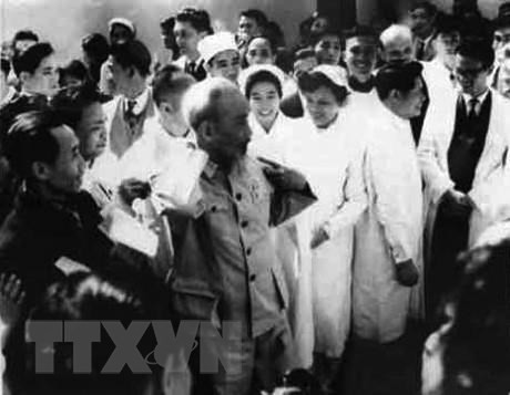 胡伯伯与医疗卫生干部人员交谈。图自越通社