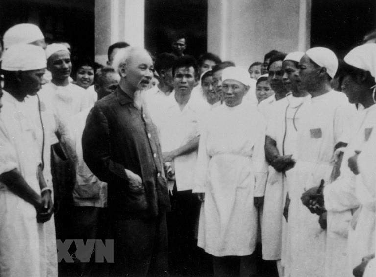 1963年5月22日：胡志明主席造访南定市医院。图自越通社