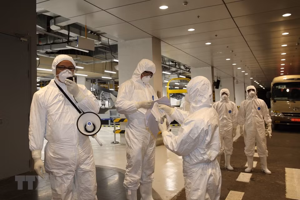 云屯航空港务区现场活动的指挥工作。越通社记者 杨江 摄