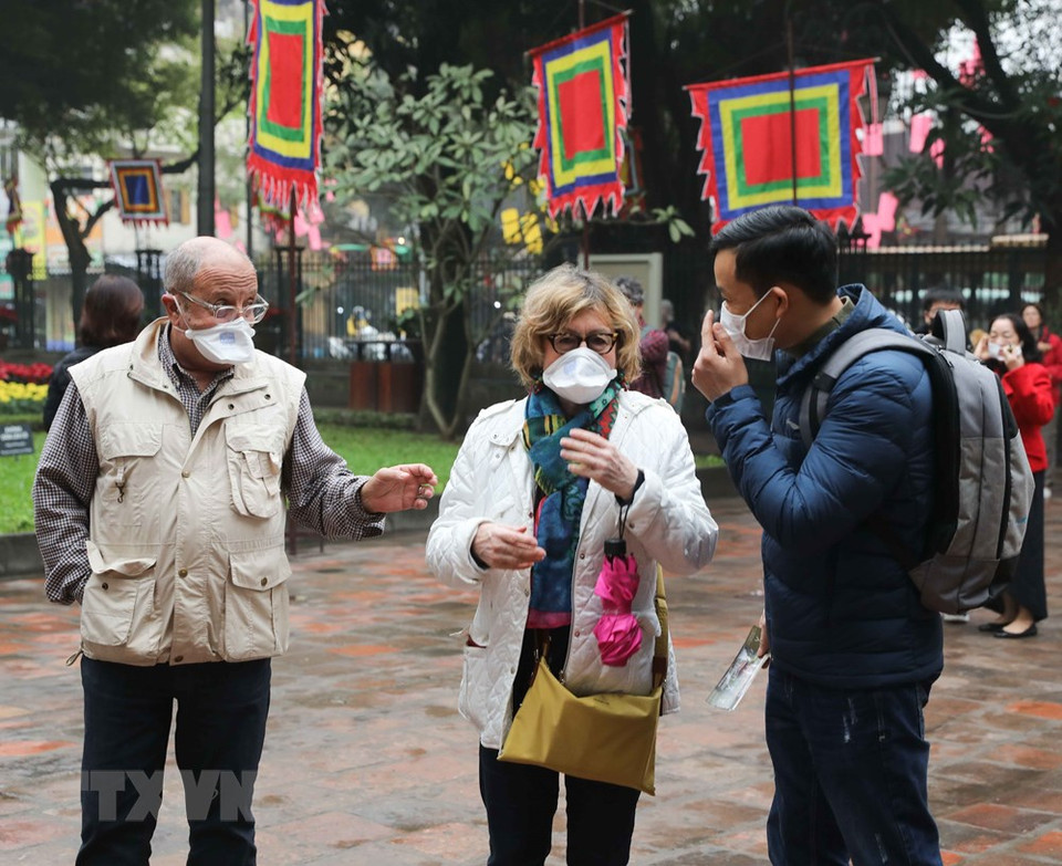 游客主动佩戴口罩预防疾病。越通社记者 青松 摄