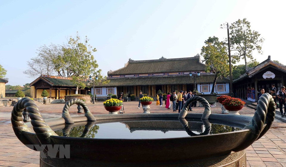 放在勤正大殿院子的铜鼎有四个耳朵，呈绳子形状。越通社记者 杜长 摄