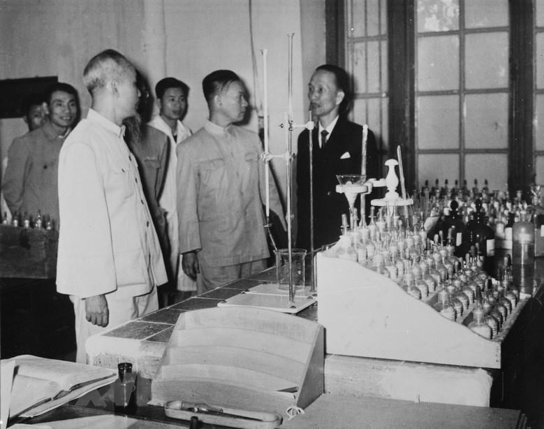 1963年1月14日：胡志明主席探访 河内医药大学实验室。图自越通社