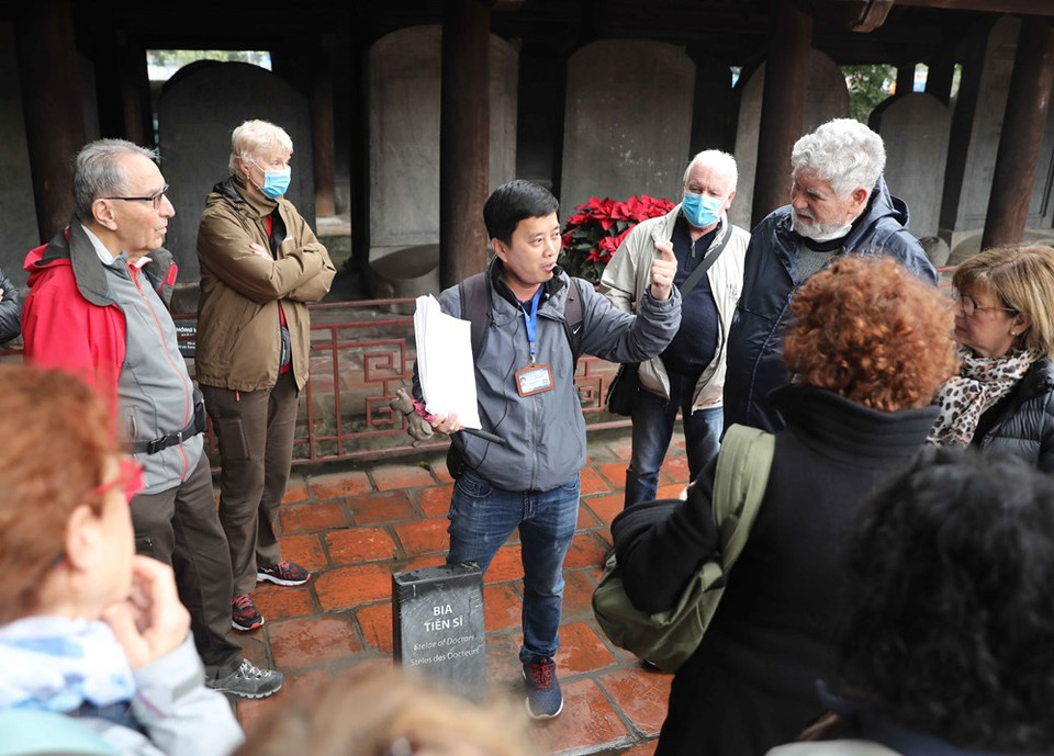 2月6日上午参观文庙-国子监国家级特殊遗迹区的游客。越通社记者 青松 摄