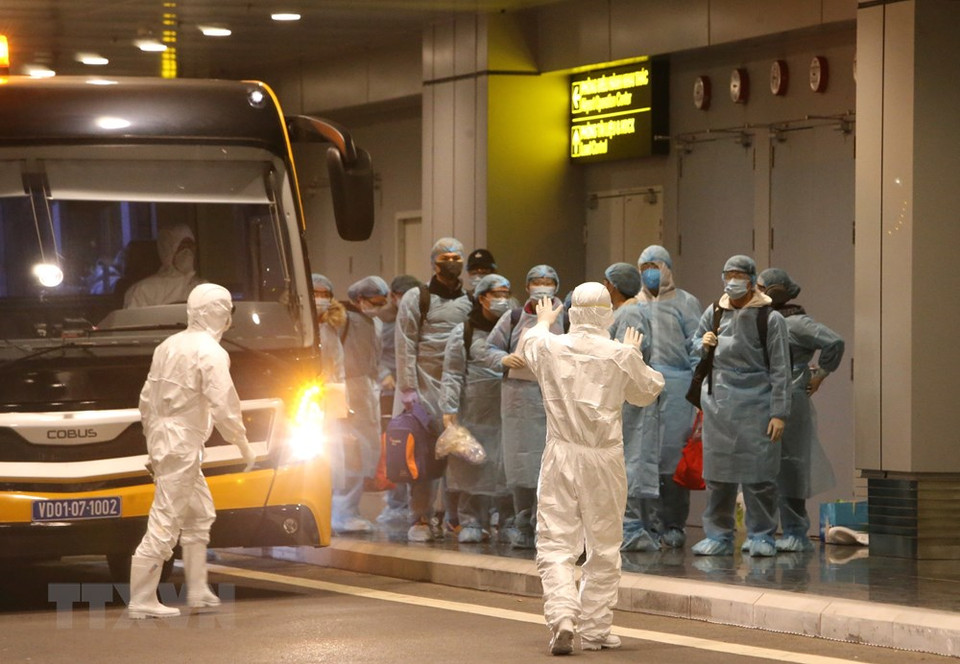 职能力量现场督导公民们进行体检和办理入境手续。越通社记者 杨江 摄