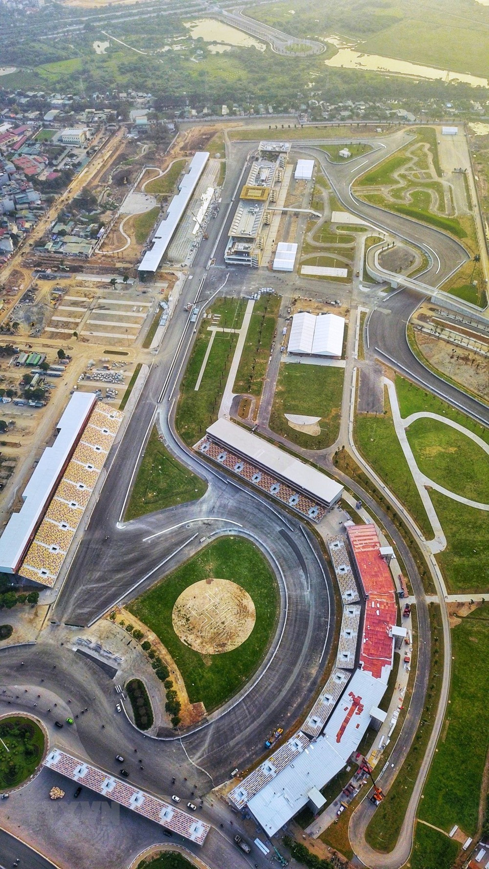 以升龙皇城为设计灵感的奎文阁徽章摆在一级方程式赛道中心。越通社记者 成达 摄