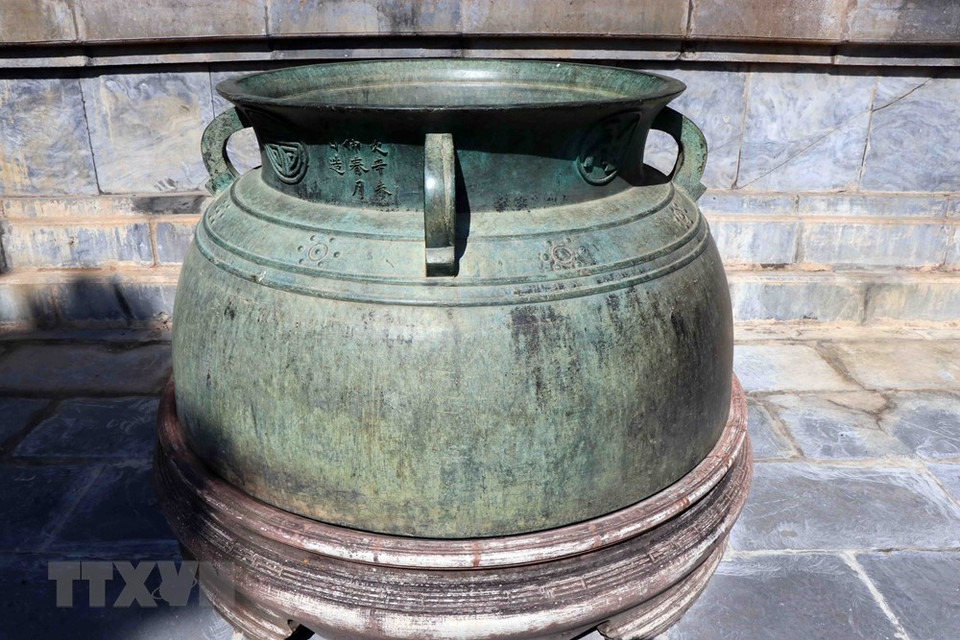 1631年阮主阮福源时期制作，具有大锅形状的铜鼎目前被保留在顺化宫廷古物博物馆。越通社记者 杜长 摄