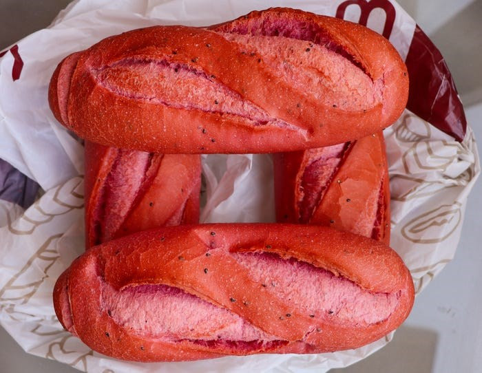 凯特•泰勒表示，尽管只是拯救滞销农产品的面包，但这种火龙果面包颜色很鲜艳，在照片墙（Instagram）上特别引人注目。图片来源：businessinsider.com